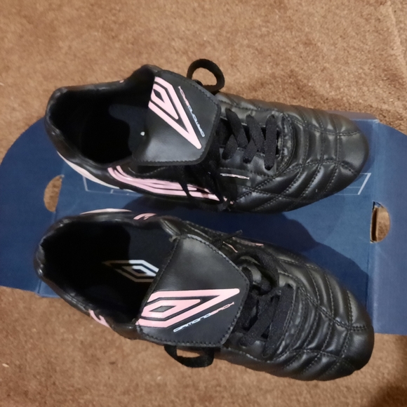 Women Umbro soccer cleats - Picture 6 of 7